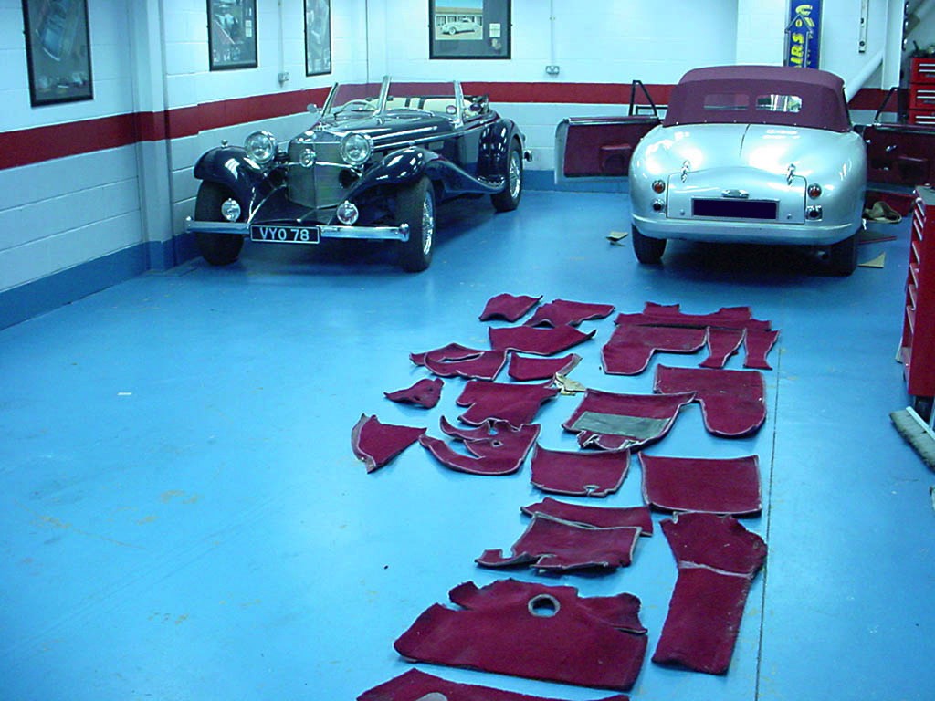 3 Aston Martin DB2 1953 Drophead - Tailor-made hood and carpets