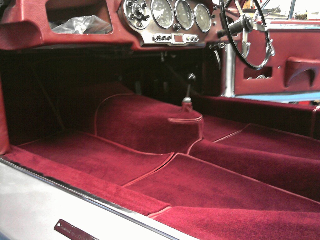 5 Aston Martin DB2 1953 Drophead - Tailor-made hood and carpets
