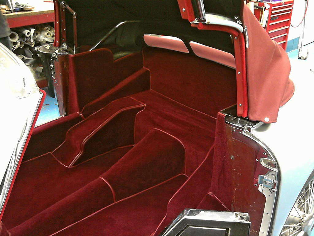 6 Aston Martin DB2 1953 Drophead - Tailor-made hood and carpets