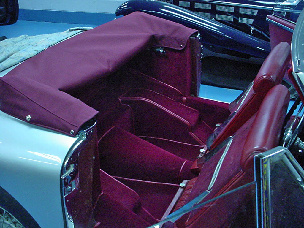 7 Aston Martin DB2 1953 Drophead - Tailor-made hood and carpets