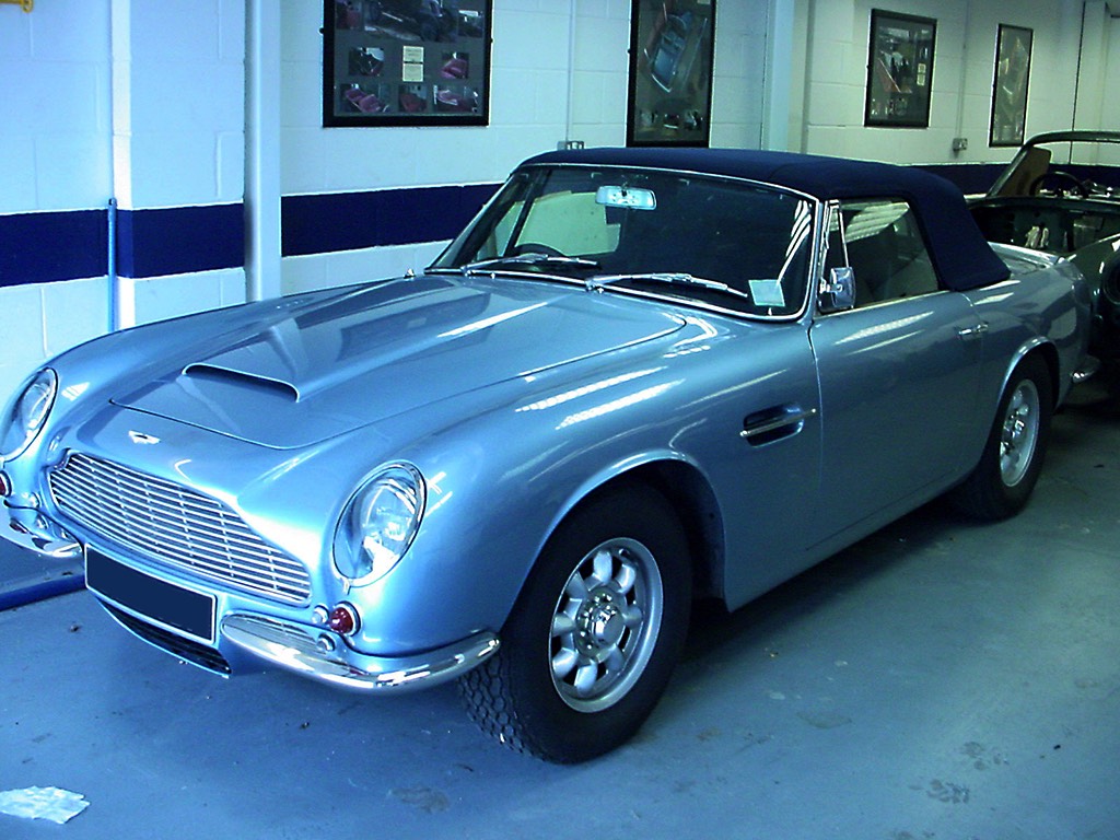 1_Aston_Martin_DB6_Volante-hood