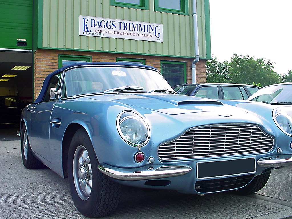 2_Aston_Martin_DB6_Volante-hood