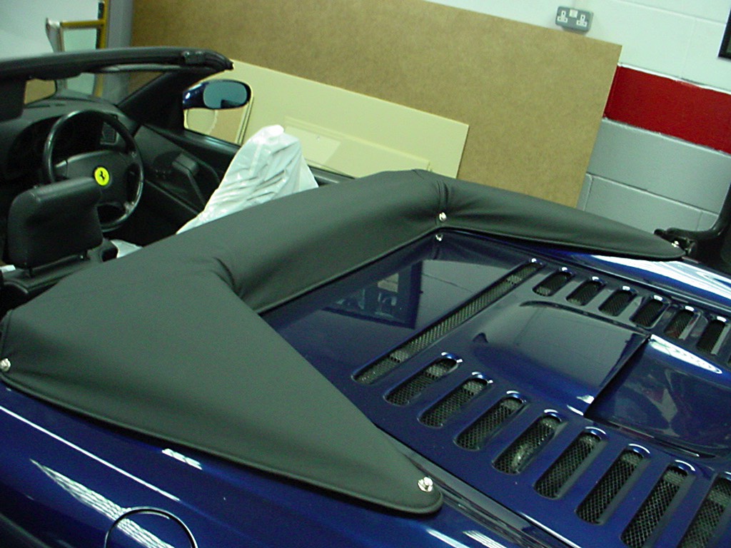 Ferrari_355_hood_8