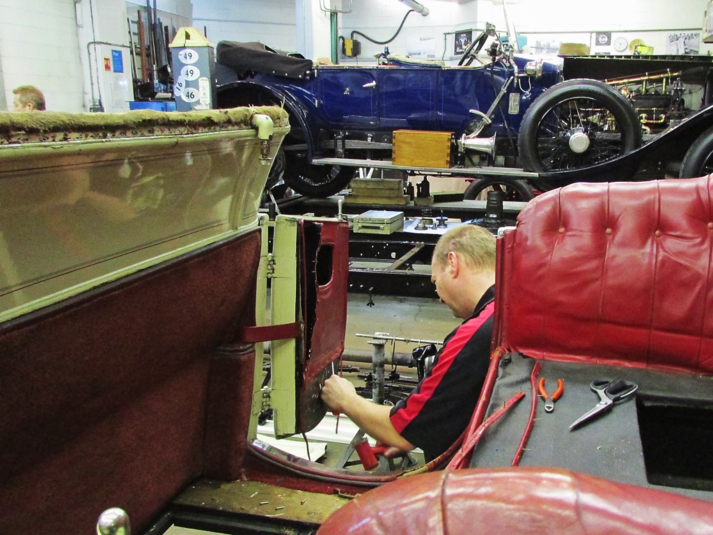 8-rolls-royce-before-and-strip-out-slider